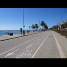 Der Radweg verläuft hier zwischen Strand und Bahntrasse